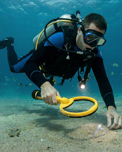 كاشف معادن ضد الماء